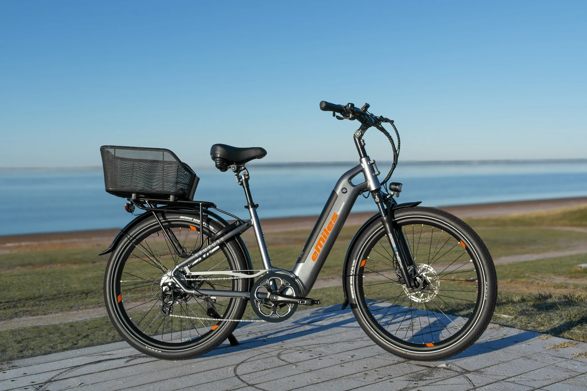 eMiles Dynamic - Titanium Grå 8 Efuture Elcykel eMiles Dynamic med Fiber Tech Bagkurv og Orange Stickers